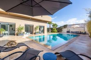 Villa Dalia, Personnels et option piscine